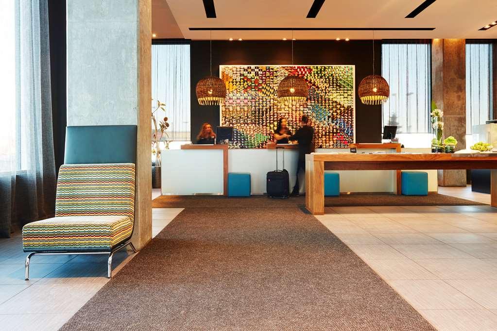 Hotel Alt Quartier Dix30 Броссар Интерьер фото