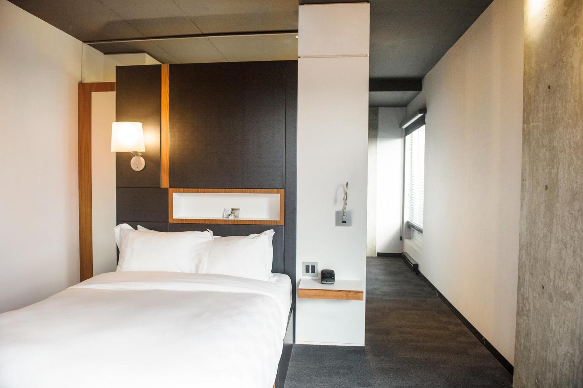 Hotel Alt Quartier Dix30 Броссар Экстерьер фото