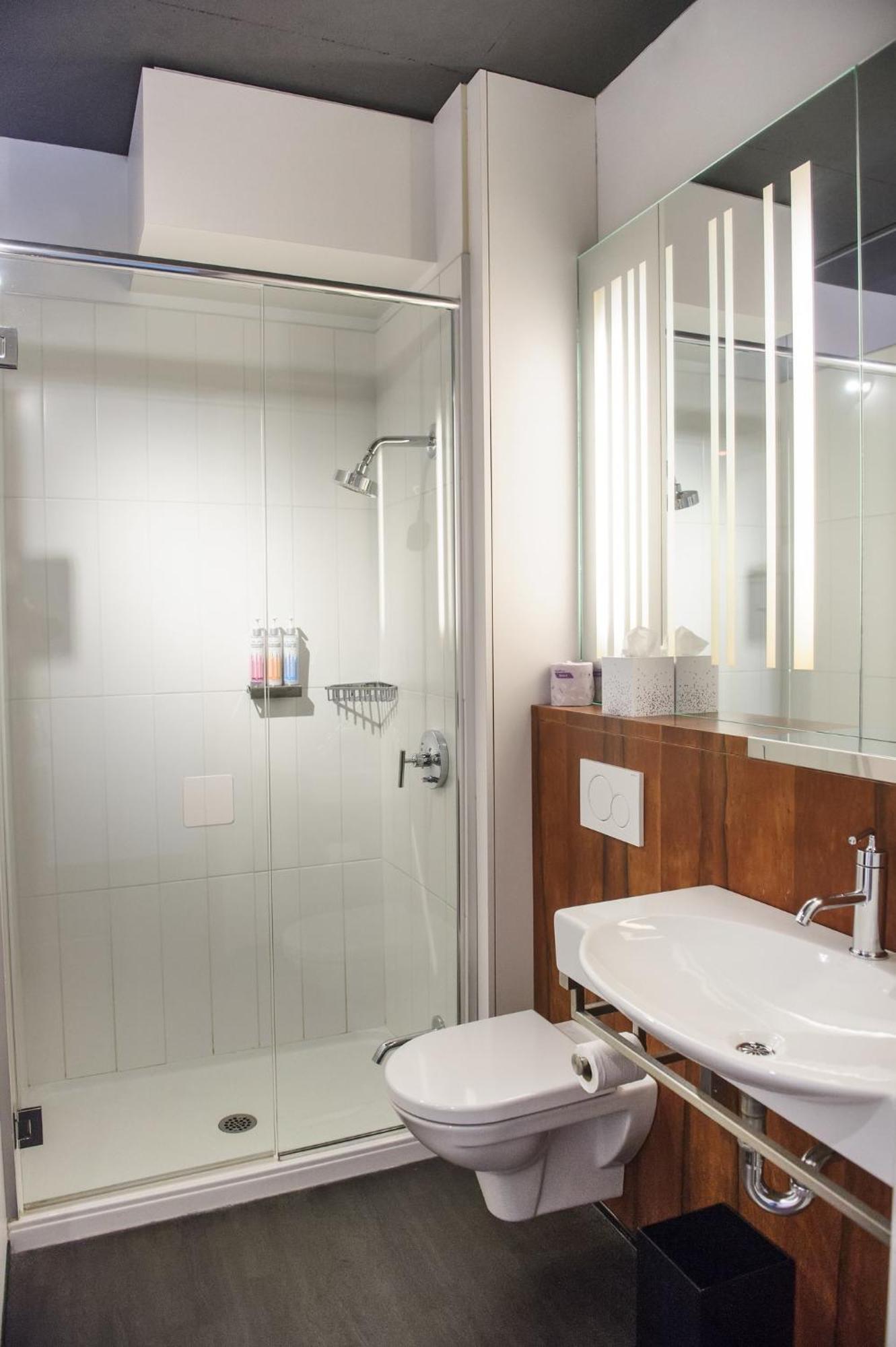 Hotel Alt Quartier Dix30 Броссар Экстерьер фото