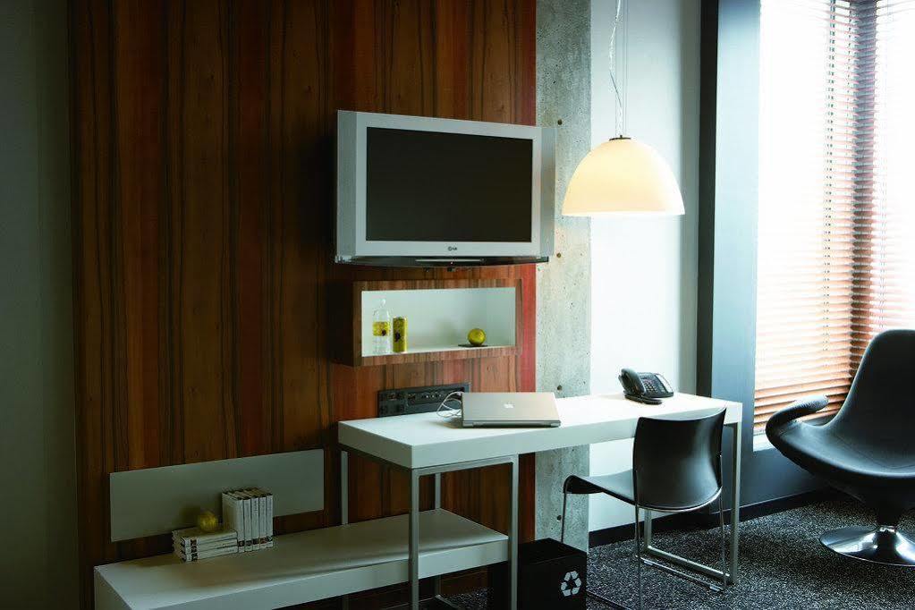 Hotel Alt Quartier Dix30 Броссар Экстерьер фото