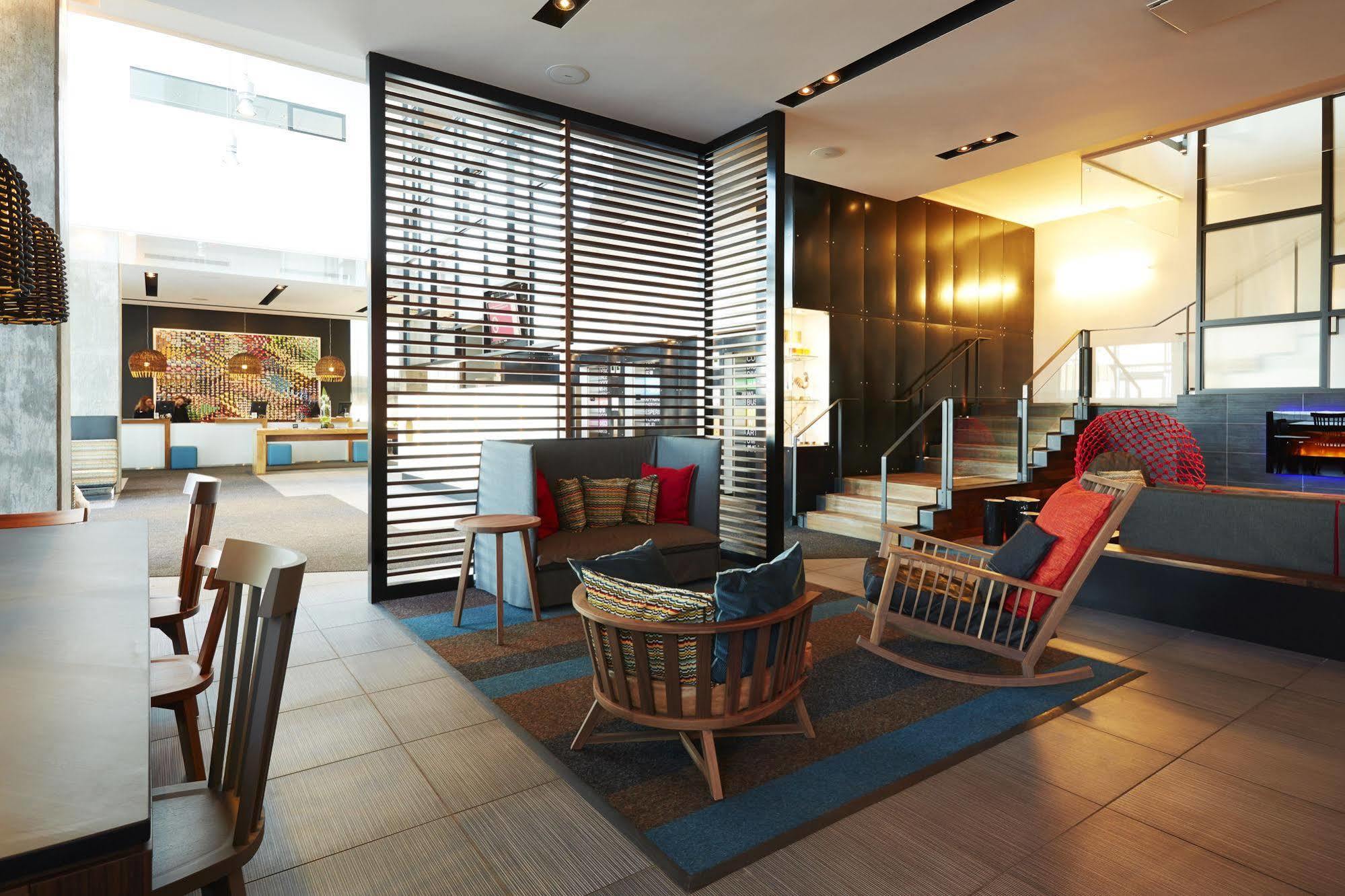 Hotel Alt Quartier Dix30 Броссар Экстерьер фото