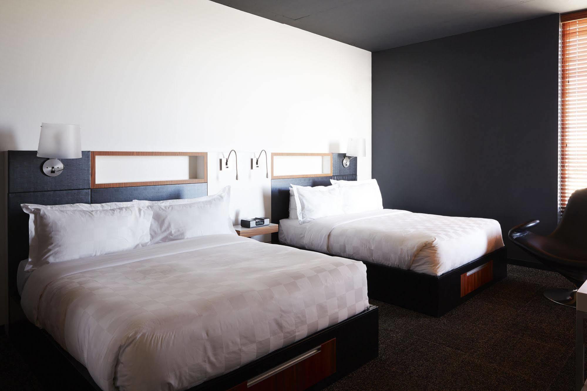 Hotel Alt Quartier Dix30 Броссар Экстерьер фото