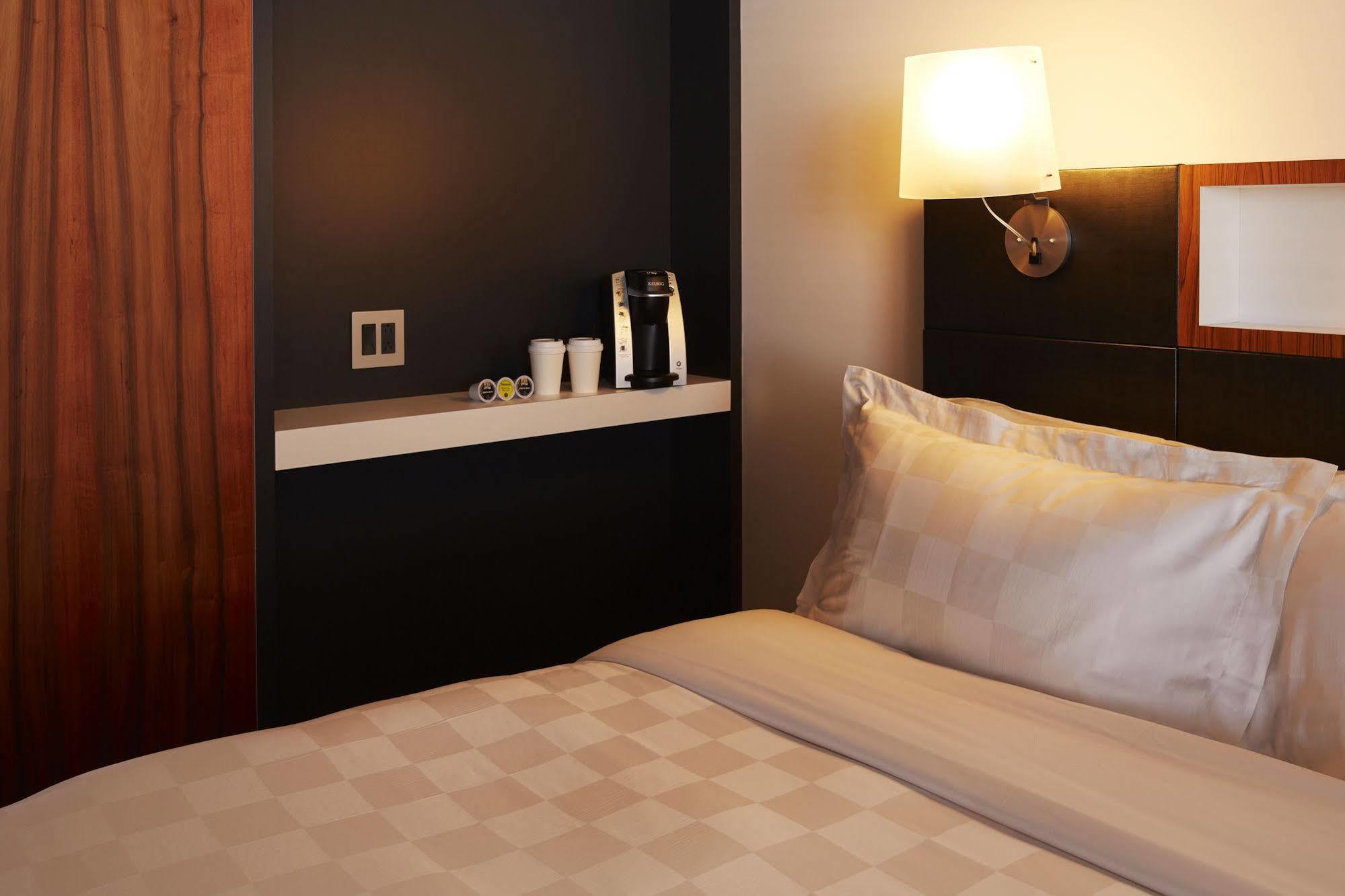 Hotel Alt Quartier Dix30 Броссар Экстерьер фото