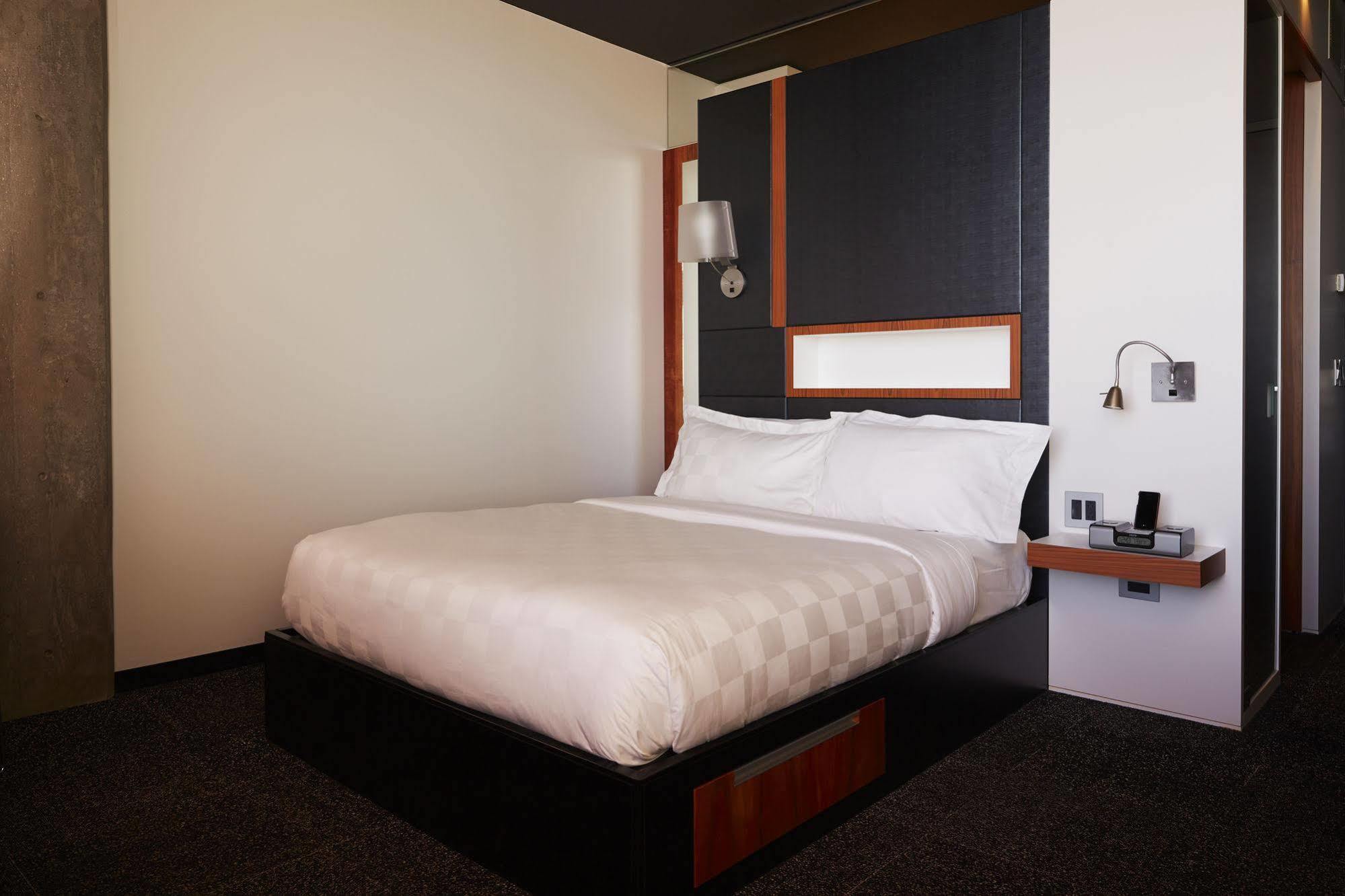 Hotel Alt Quartier Dix30 Броссар Экстерьер фото